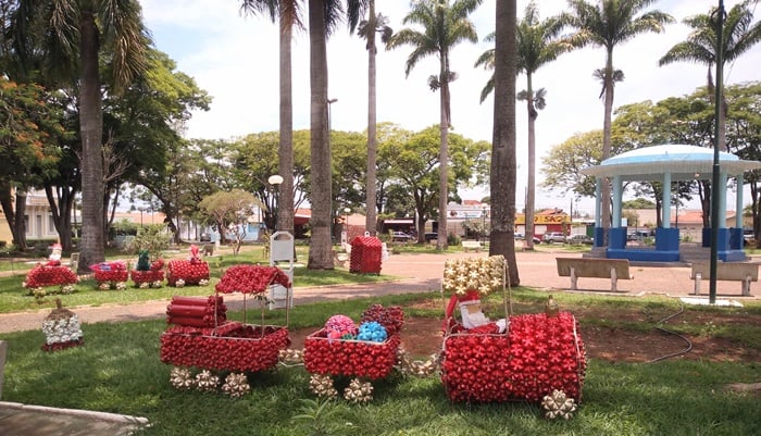 Prefeitura está utilizando material reciclável para promover a decoração natalina, preservando o meio ambiente